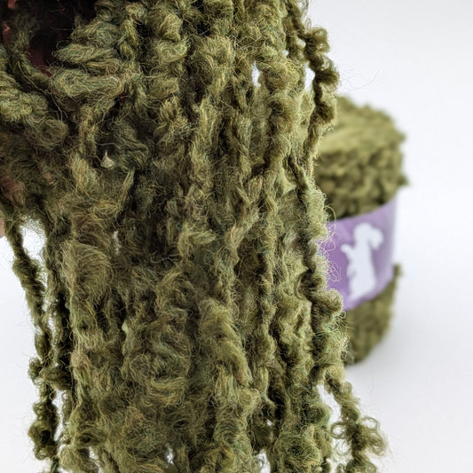 Bouclé Garn Cuma mit Wolle in Olivgrün – Garn im Detail, RABBY
