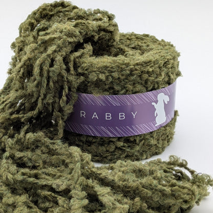 Bouclé Garn Cuma mit Wolle in Olivgrün – Garn im Detail, RABBY