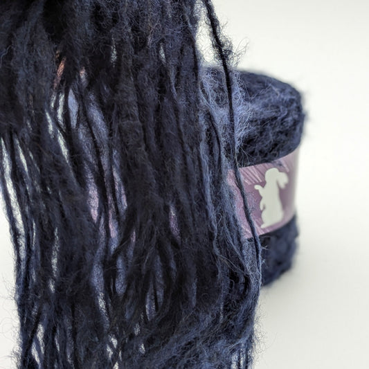 Flauschiges Garn Shamira mit Alpaka in Dunkelblau – Garn im Detail, RABBY
