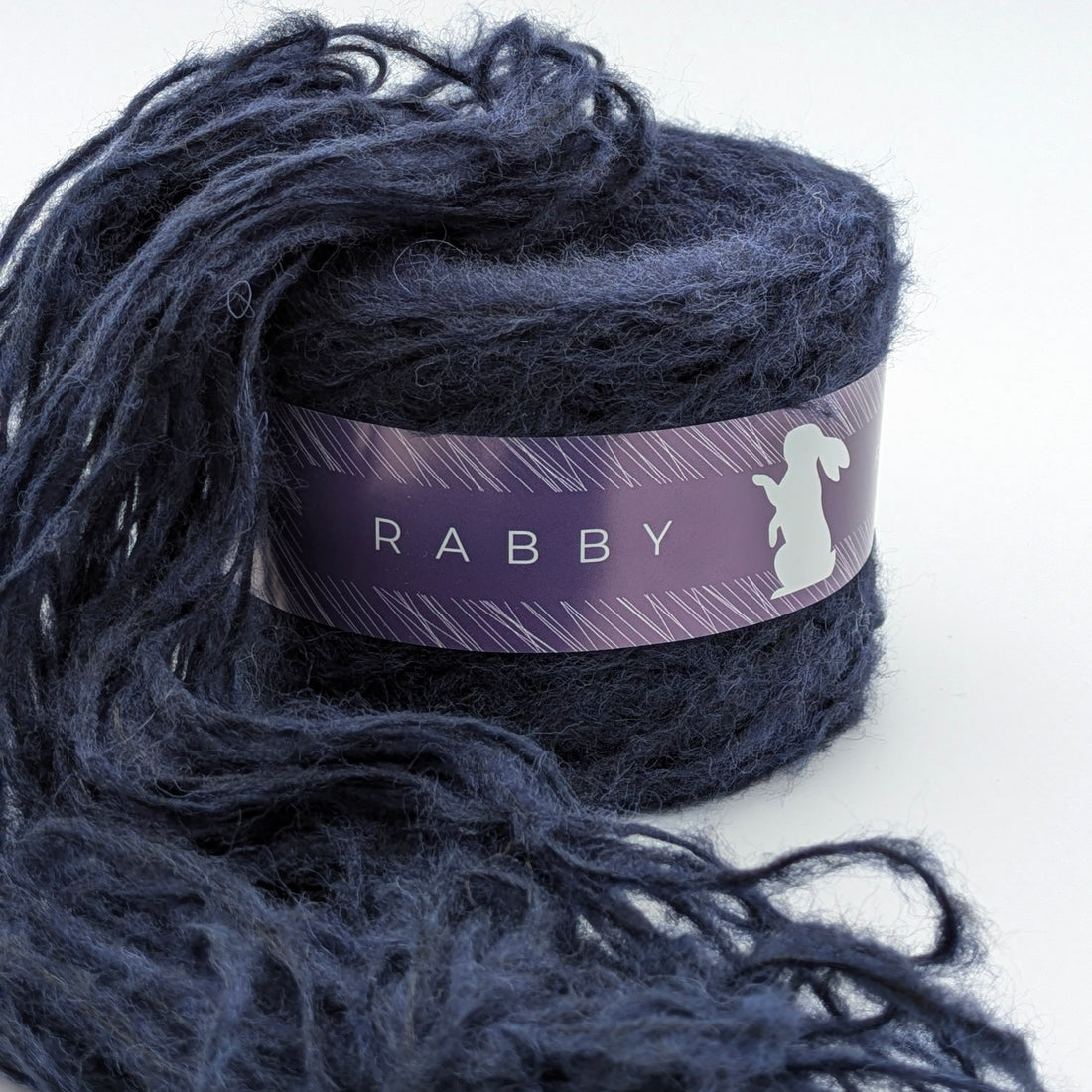 Flauschiges Garn Shamira mit Alpaka in Dunkelblau – Garn im Detail, RABBY