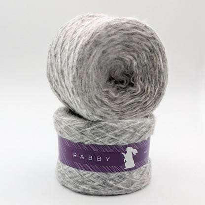 Flauschiges Garn Shamira mit Alpaka in Hellgrau – RABBY, weitere Ansicht