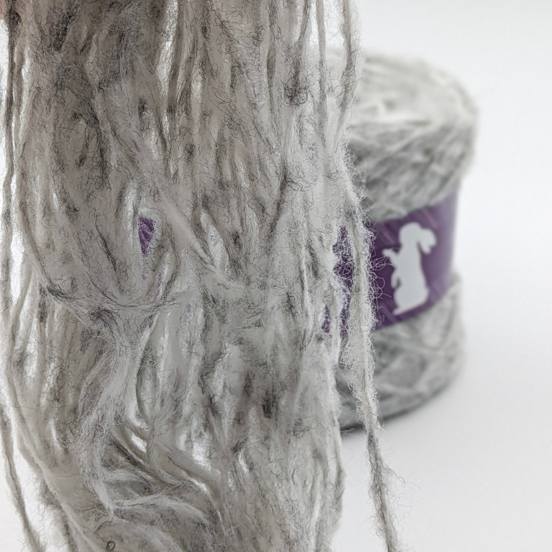 Flauschiges Garn Shamira mit Alpaka in Hellgrau – Garn im Detail, RABBY
