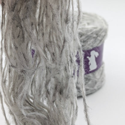 Flauschiges Garn Shamira mit Alpaka in Hellgrau – Garn im Detail, RABBY