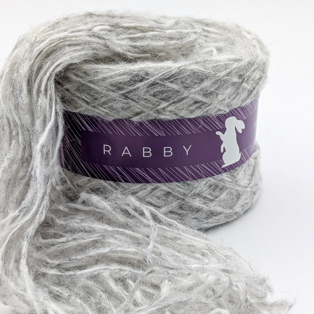 Flauschiges Garn Shamira mit Alpaka in Hellgrau – Garn im Detail, RABBY