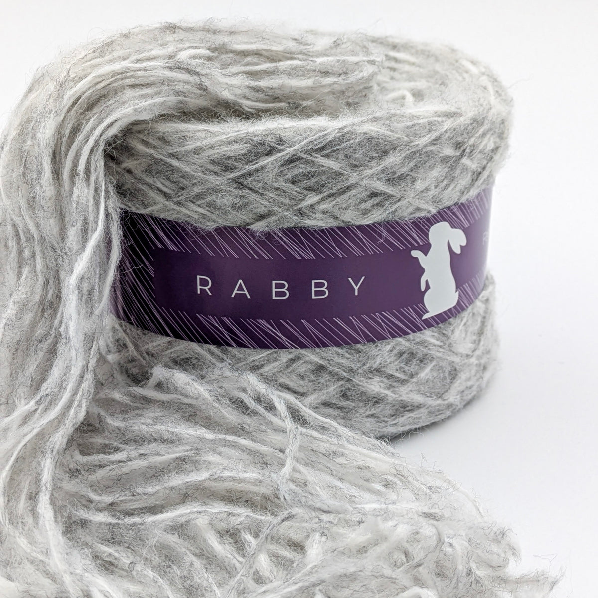 Flauschiges Garn Shamira mit Alpaka in Hellgrau – Garn im Detail, RABBY