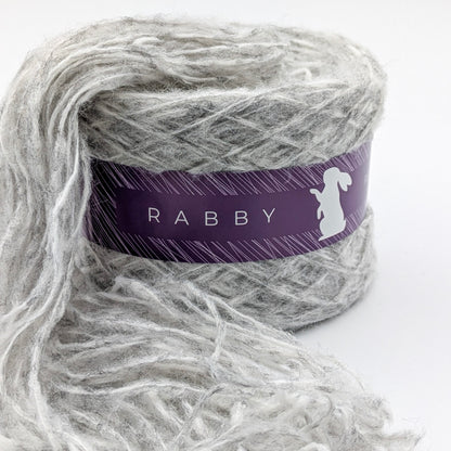 Flauschiges Garn Shamira mit Alpaka in Hellgrau – Garn im Detail, RABBY