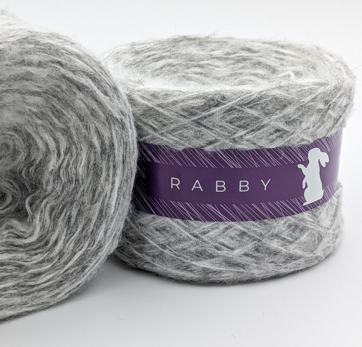 Flauschiges Garn Shamira mit Alpaka in Hellgrau – RABBY, weitere Ansicht