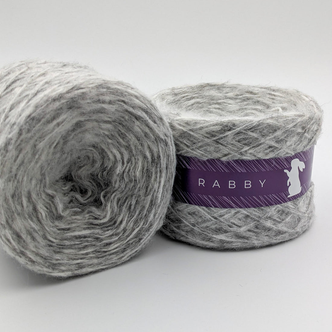 Flauschiges Garn Shamira mit Alpaka in Hellgrau – RABBY, weitere Ansicht