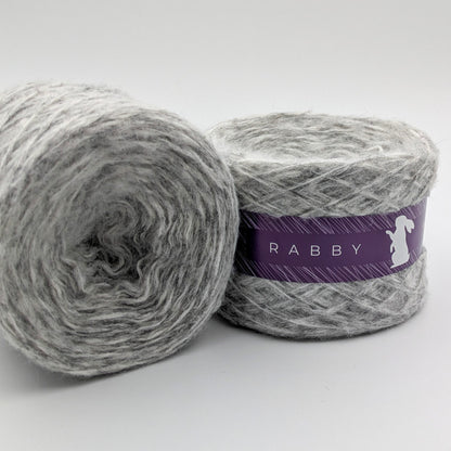 Flauschiges Garn Shamira mit Alpaka in Hellgrau – RABBY, weitere Ansicht