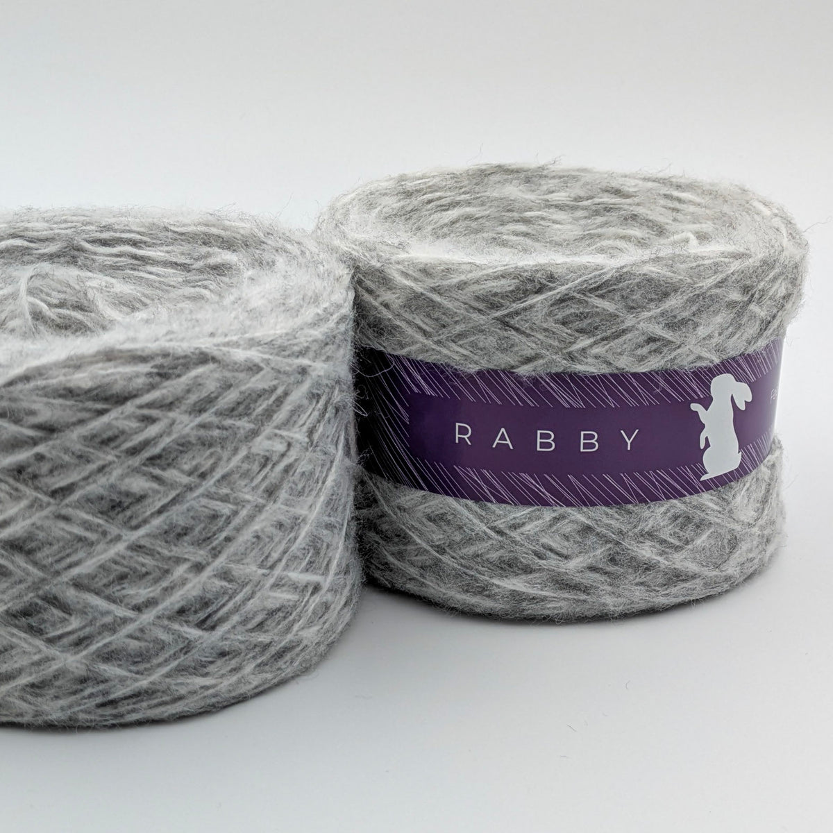 Flauschiges Garn Shamira mit Alpaka in Hellgrau – RABBY, weitere Ansicht