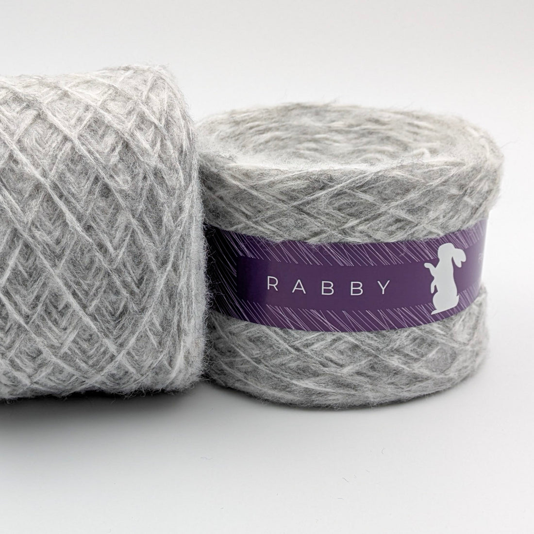 Flauschiges Garn Shamira mit Alpaka in Hellgrau – RABBY, weitere Ansicht
