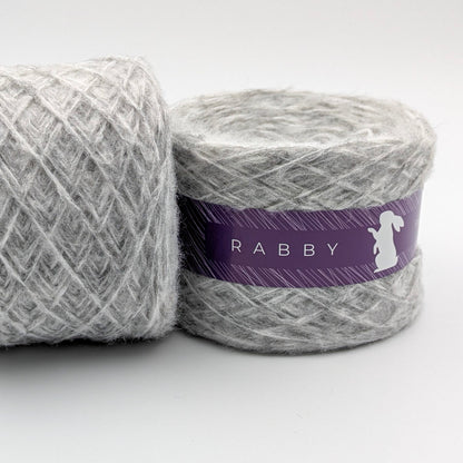 Flauschiges Garn Shamira mit Alpaka in Hellgrau – RABBY, weitere Ansicht
