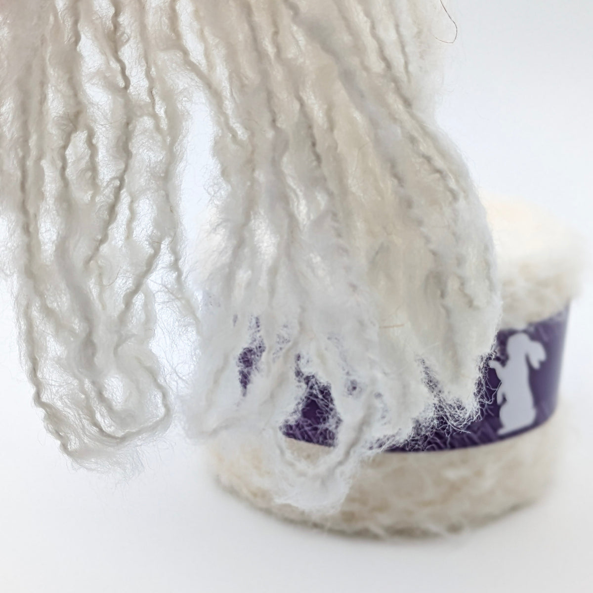 Bouclé Garn Solina mit Mohair in Weiß – RABBY, weitere Ansicht