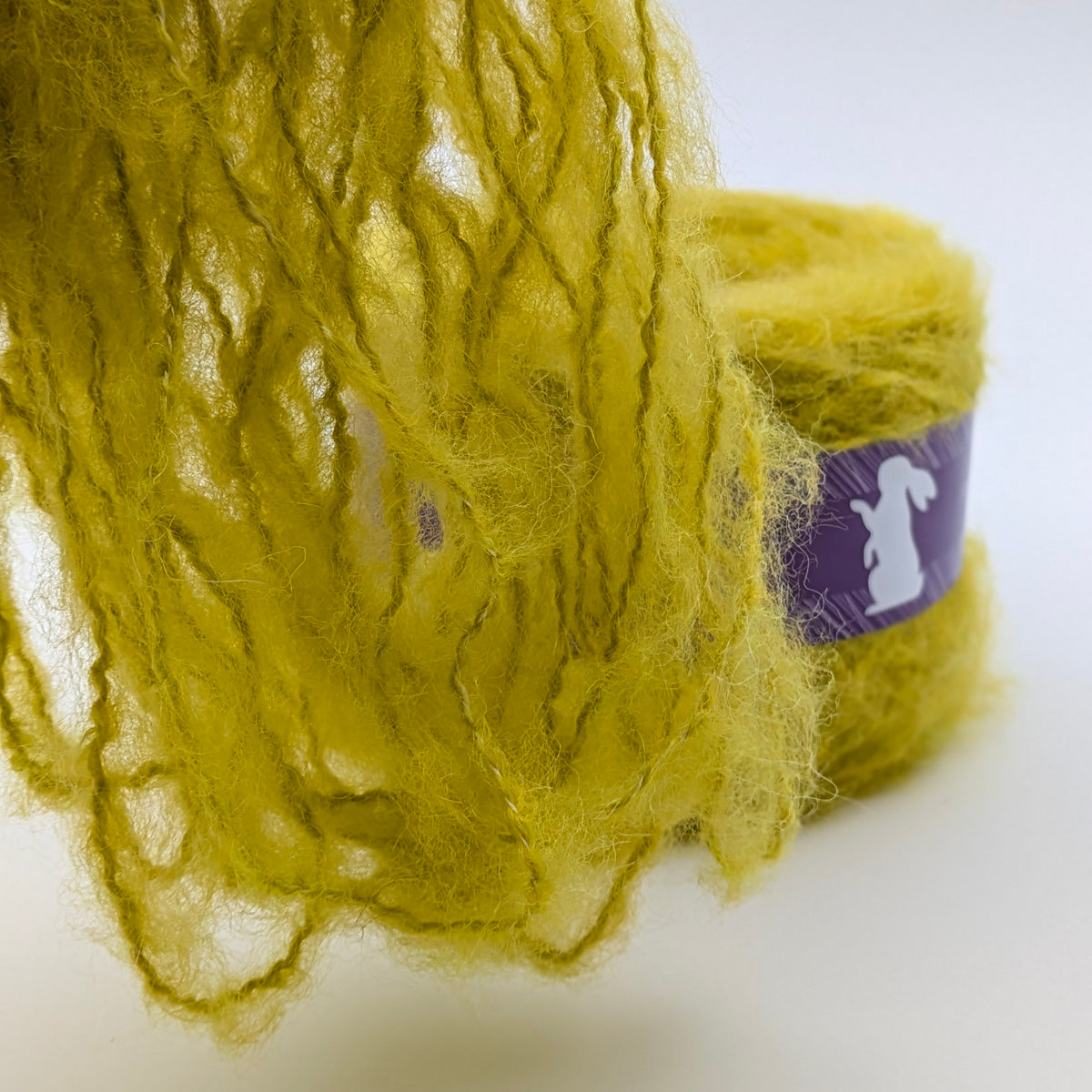 Flauschiges Garn Estelle mit Mohair in Hellgrün – RABBY, weitere Ansicht