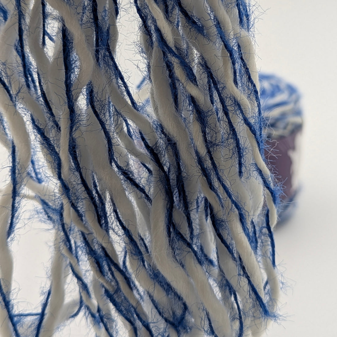 Schurwolle Ronan in Blau – RABBY, weitere Ansicht